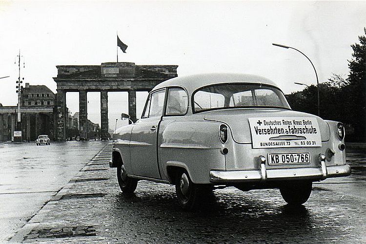 Einer der umgebauten Wagen vor dem Brandenburger Tor 