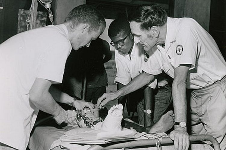 Krieg im nigerianischen Biafra: Vom IKRK entsandte Ärzte betreuen einen Verwundeten Krieg im nigerianischen Biafra: Vom IKRK entsandte Ärzte betreuen einen Verwundeten