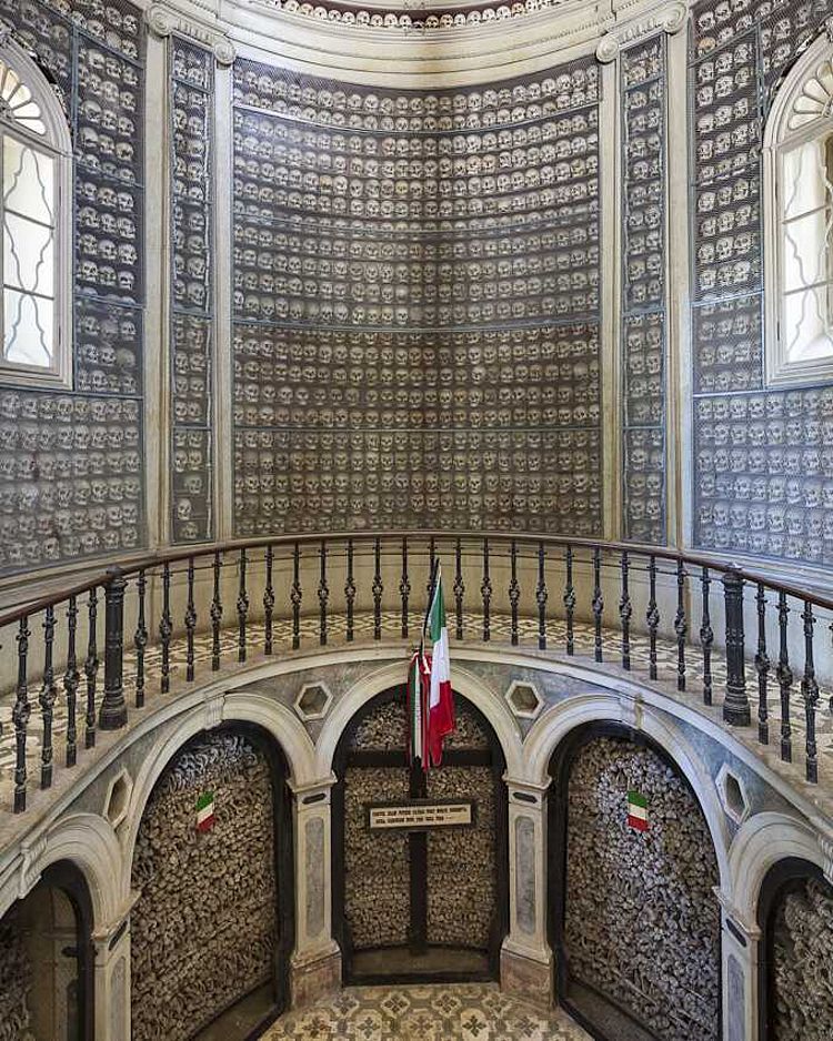 Das Beinhaus (Ossario) von Solferino, in dem die Überreste der in der Schlacht gefallenen Soldaten ruhen (Jörg F. Müller / DRK) Das Beinhaus (Ossario) von Solferino, in dem die Überreste der in der Schlacht gefallenen Soldaten ruhen (Jörg F. Müller / DRK)