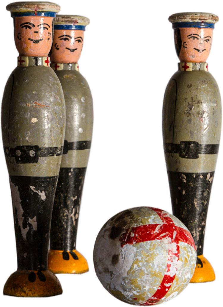 Die Kegel stellen Rotkreuzsanitäter dar, die Kugel ist mit einem roten Kreuz bemalt, Rotkreuz-Museum Ostbayern (Simon Jägersküpper / DRK) Die Kegel stellen Rotkreuzsanitäter dar, die Kugel ist mit einem roten Kreuz bemalt, Rotkreuz-Museum Ostbayern (Simon Jägersküpper / DRK)