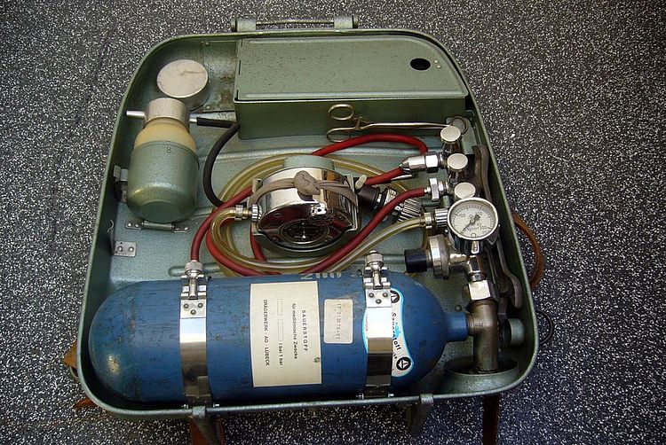 Instrumentarium zur Rettung von verschütteten Bergleuten: Koffer mit Beatmungsgerät (DRK KV Essen) Instrumentarium zur Rettung von verschütteten Bergleuten: Koffer mit Beatmungsgerät (DRK KV Essen)