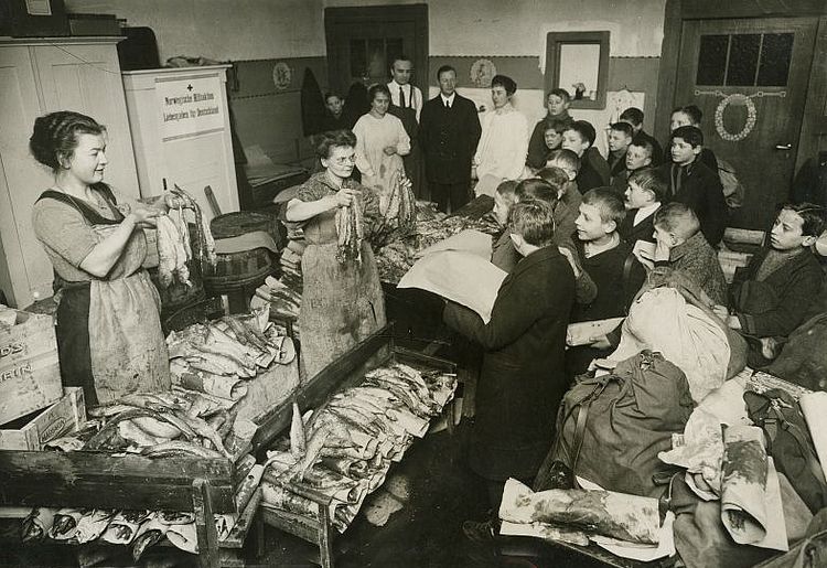 Berliner Gemeindeschüler erhalten Trockenfisch aus einer norwegischen Spendenaktion (DRK) Berliner Gemeindeschüler erhalten Trockenfisch aus einer norwegischen Spendenaktion (DRK)