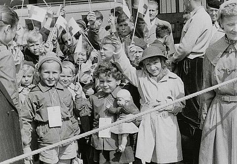 Kinder und eine Betreuerin vom DRK auf dem Flughafen Berlin-Tempelhof vor dem Abflug